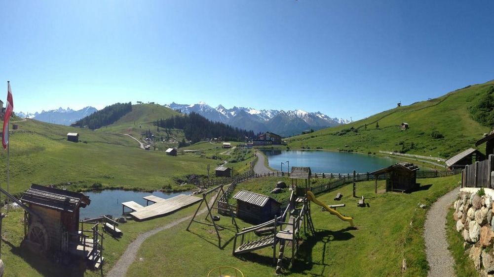 Schalberalm - grande terrasse ensoleillée avec une vue magnifique sur les montagnes tyroliennes