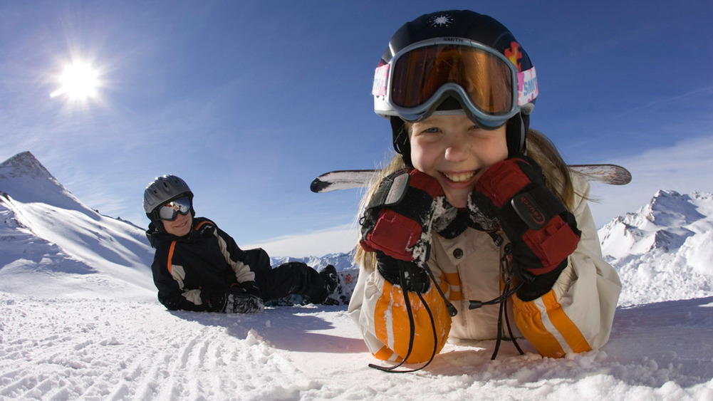 Snowboard_2_Kinder_rasten_nah_Ritschel