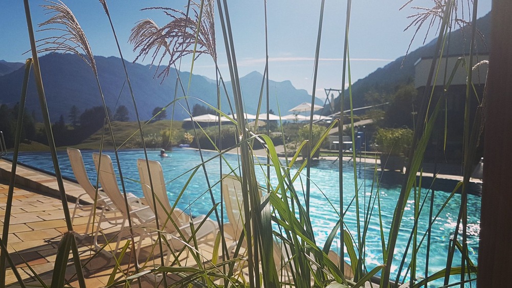 Panorama-Sportschwimmbecken im Herbst - Wellness in Serfaus-Fiss-Ladis Tirol